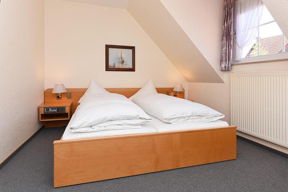 Hotel Garni Poggenstool Neuharlingersiel Esterno foto